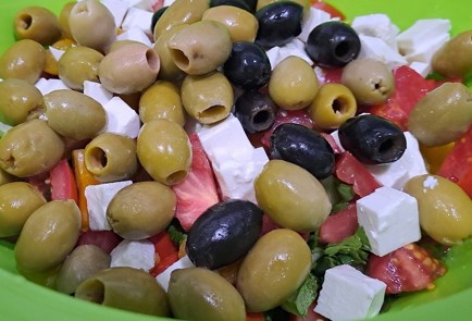 Фото шага рецепта Салат греческий 190330 шаг 7  