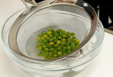 Фото шага рецепта Салат из апельсина с зеленым горошком 93777 шаг 1  