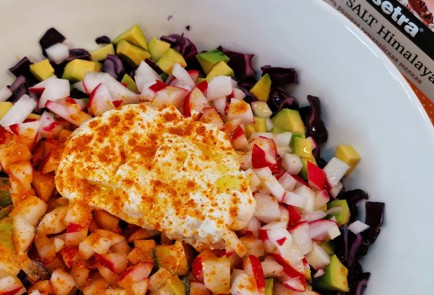 Фото шага рецепта Салат из авокадо и красной капусты со сметаной 152836 шаг 10  