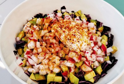 Фото шага рецепта Салат из авокадо и красной капусты со сметаной 152836 шаг 11  