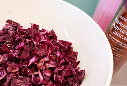 Фото шага рецепта Салат из авокадо и красной капусты со сметаной 152836 шаг 2  