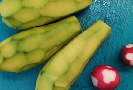 Фото шага рецепта Салат из авокадо и красной капусты со сметаной 152836 шаг 3  