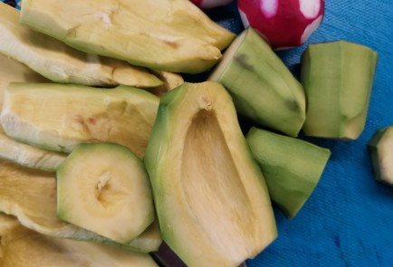 Фото шага рецепта Салат из авокадо и красной капусты со сметаной 152836 шаг 4  