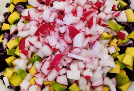 Фото шага рецепта Салат из авокадо и красной капусты со сметаной 152836 шаг 6  