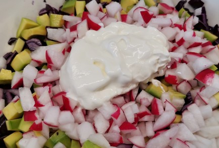 Фото шага рецепта Салат из авокадо и красной капусты со сметаной 152836 шаг 7  