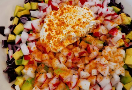 Фото шага рецепта Салат из авокадо и красной капусты со сметаной 152836 шаг 8  