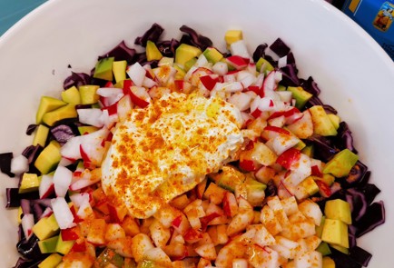 Фото шага рецепта Салат из авокадо и красной капусты со сметаной 152836 шаг 9  