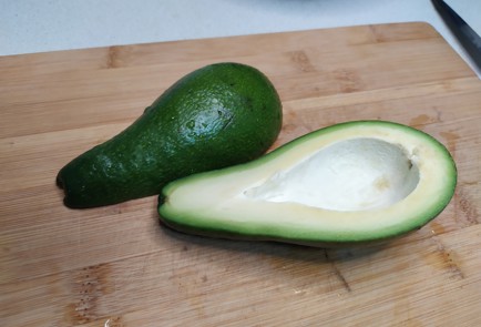 Фото шага рецепта Салат из авокадо и помидоров 190897 шаг 1  