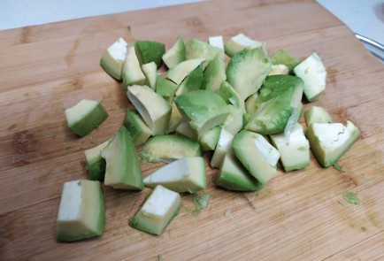Фото шага рецепта Салат из авокадо и помидоров 190897 шаг 2  