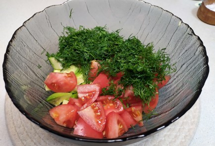 Фото шага рецепта Салат из авокадо и помидоров 190897 шаг 5  