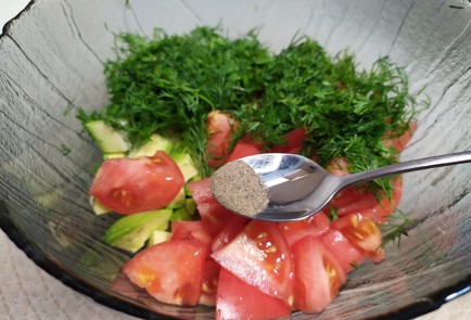 Фото шага рецепта Салат из авокадо и помидоров 190897 шаг 6  