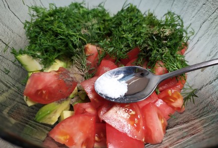 Фото шага рецепта Салат из авокадо и помидоров 190897 шаг 7  