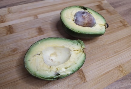 Фото шага рецепта Салат из авокадо и винограда 188873 шаг 1  