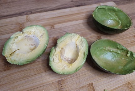 Фото шага рецепта Салат из авокадо и винограда 188873 шаг 2  