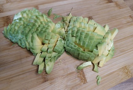 Фото шага рецепта Салат из авокадо и винограда 188873 шаг 3  