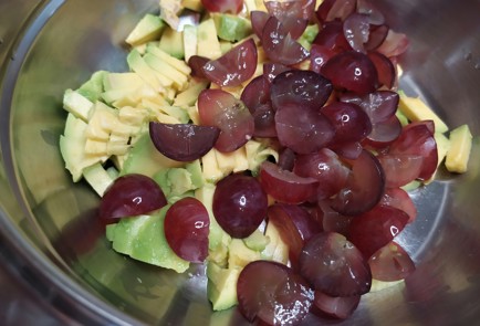 Фото шага рецепта Салат из авокадо и винограда 188873 шаг 6  