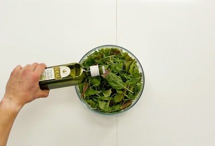 Фото шага рецепта Салат из авокадо персика и редиса 93381 шаг 3  