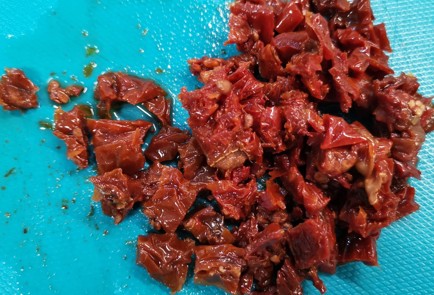 Фото шага рецепта Салат из авокадо с перепелиными яйцами и вялеными томатами 152655 шаг 10  