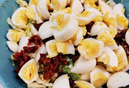 Фото шага рецепта Салат из авокадо с перепелиными яйцами и вялеными томатами 152655 шаг 11  