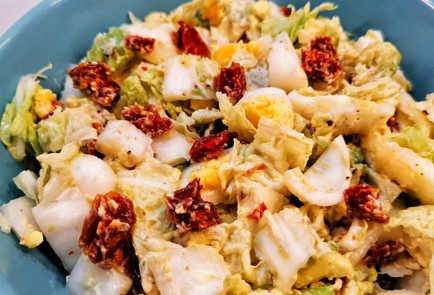 Фото шага рецепта Салат из авокадо с перепелиными яйцами и вялеными томатами 152655 шаг 12  