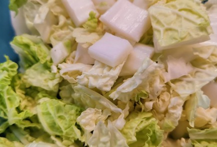 Фото шага рецепта Салат из авокадо с перепелиными яйцами и вялеными томатами 152655 шаг 2  