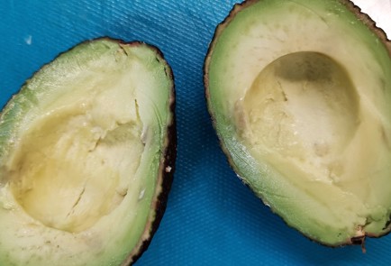 Фото шага рецепта Салат из авокадо с перепелиными яйцами и вялеными томатами 152655 шаг 3  