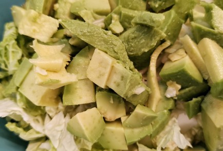 Фото шага рецепта Салат из авокадо с перепелиными яйцами и вялеными томатами 152655 шаг 4  