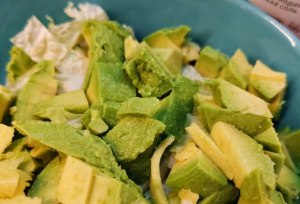 Фото шага рецепта Салат из авокадо с перепелиными яйцами и вялеными томатами 152655 шаг 5  