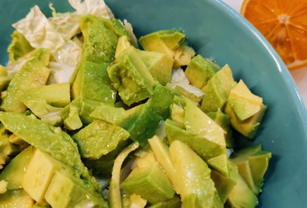 Фото шага рецепта Салат из авокадо с перепелиными яйцами и вялеными томатами 152655 шаг 6  