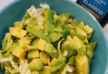 Фото шага рецепта Салат из авокадо с перепелиными яйцами и вялеными томатами 152655 шаг 7  