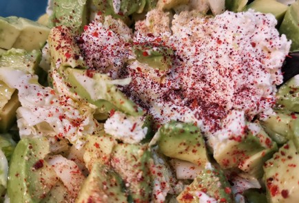 Фото шага рецепта Салат из авокадо с перепелиными яйцами и вялеными томатами 152655 шаг 8  