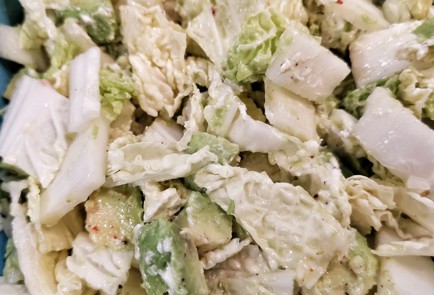 Фото шага рецепта Салат из авокадо с перепелиными яйцами и вялеными томатами 152655 шаг 9  