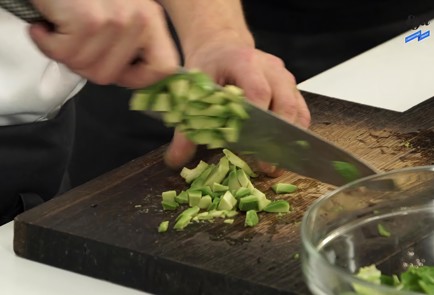 Фото шага рецепта Салат из авокадо с соусом хойсин 126251 шаг 2  