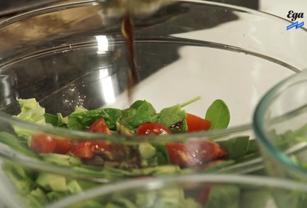 Фото шага рецепта Салат из авокадо с соусом хойсин 126251 шаг 3  