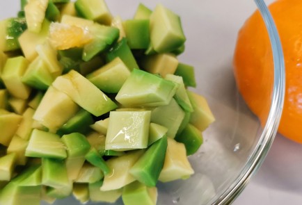 Фото шага рецепта Салат из авокадо с сыром и шафраном 152491 шаг 4  