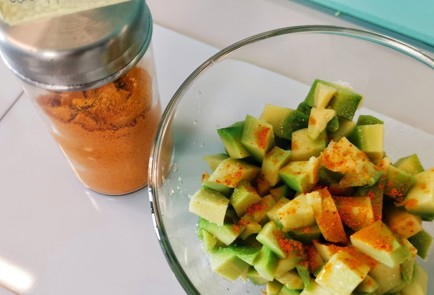 Фото шага рецепта Салат из авокадо с сыром и шафраном 152491 шаг 6  