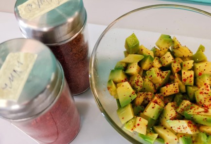 Фото шага рецепта Салат из авокадо с сыром и шафраном 152491 шаг 7  