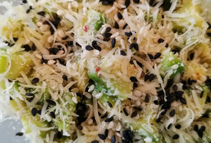 Фото шага рецепта Салат из авокадо с сыром и шафраном 152491 шаг 8  