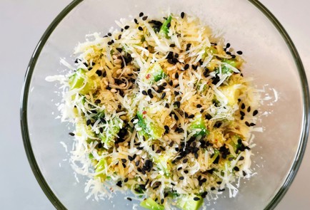 Фото шага рецепта Салат из авокадо с сыром и шафраном 152491 шаг 9  