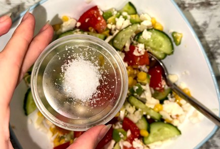 Фото шага рецепта Салат из цветной капусты с овощами и авокадо 175253 шаг 11  