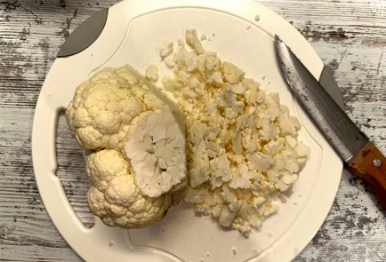 Фото шага рецепта Салат из цветной капусты с овощами и авокадо 175253 шаг 2  