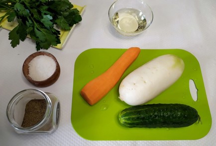 Фото шага рецепта Салат из дайкона 188025 шаг 1  