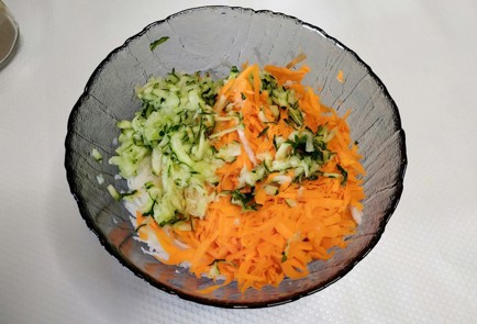 Фото шага рецепта Салат из дайкона 188025 шаг 4  