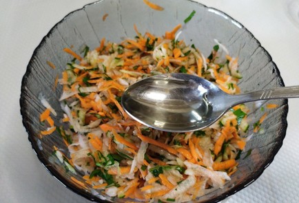 Фото шага рецепта Салат из дайкона 188025 шаг 9  