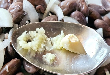 Фото шага рецепта Салат из фасоли с луком 188818 шаг 8  