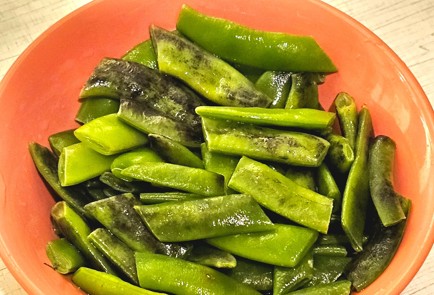 Фото шага рецепта Салат из фасоли с яйцом 188819 шаг 4  