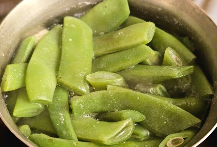 Фото шага рецепта Салат из фасоли с яйцом 188819 шаг 5  