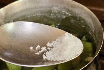 Фото шага рецепта Салат из фасоли с яйцом 188819 шаг 6  