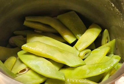 Фото шага рецепта Салат из фасоли с яйцом 188819 шаг 7  