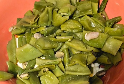 Фото шага рецепта Салат из фасоли с яйцом 188819 шаг 8  